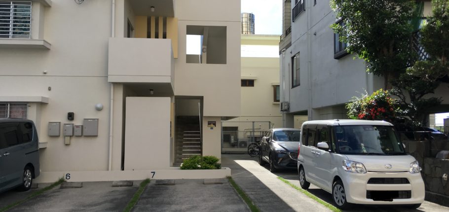 玄関前の駐車場